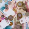 Рубль усиливает падение против основных валют